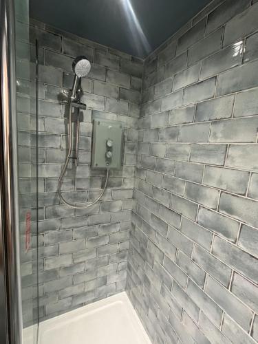 electric shower  metro tiles